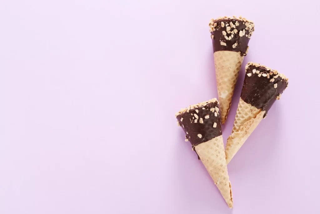 سه عدد بستنی شکلاتی که در کنار هم قرار دارند