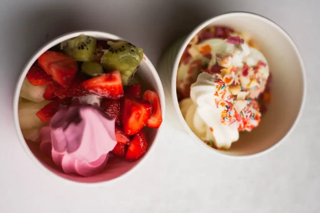 دو تا بستنی میوه ای که در کاسه سفید قرار دارند