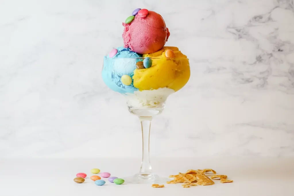 بستنی میوه های اسکوپی که سه اسکوپ در کنار هم بر روی کاسه بستنی قرار دارد
