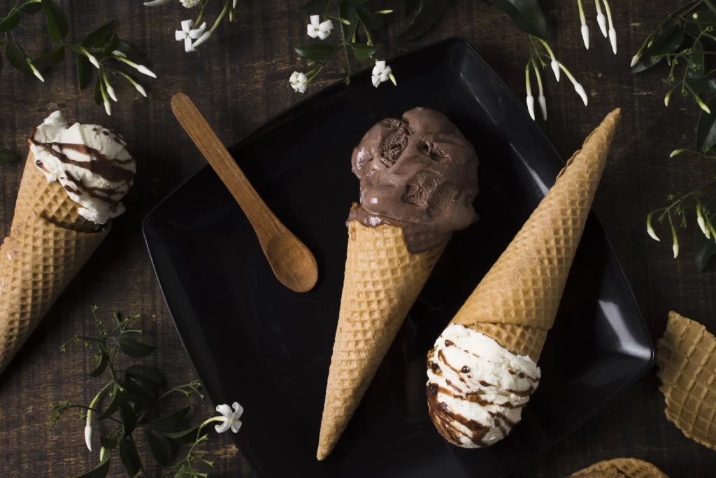 بستنی قیفی شکلاتی و وانیلی که در کنار هم قرار دارند
