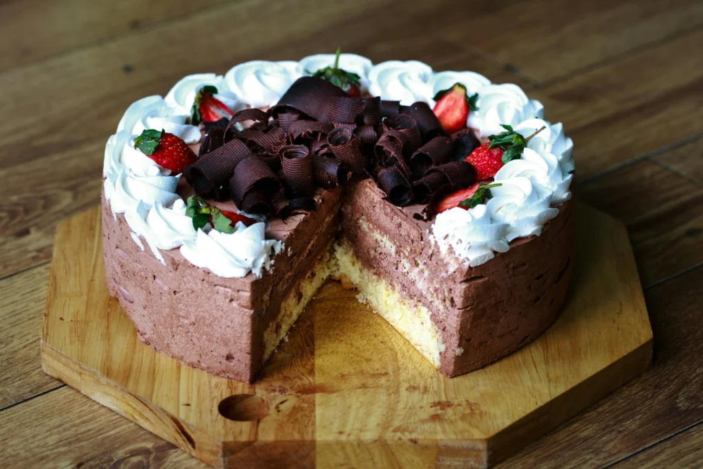 کیک شکلاتی که یک تیکه از آن قارج شده است